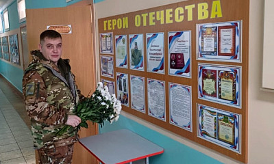 Боец СВО пришёл в школу в Новосибирской области и возложил цветы под портретом сослуживца