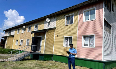 В Новосибирской области практически новый дом оказался аварийным