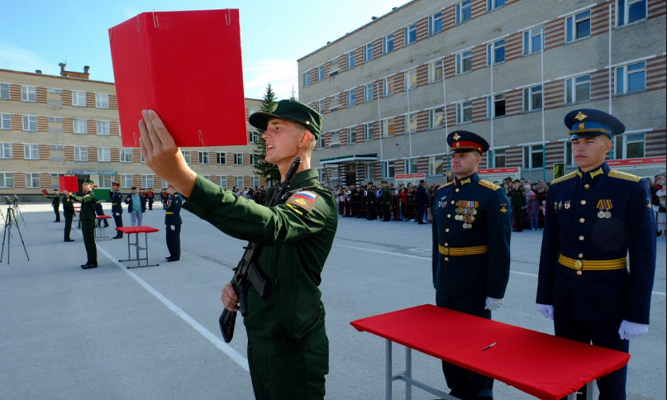 Курсанты-первокурсники Новосибирского военного училища приняли присягу