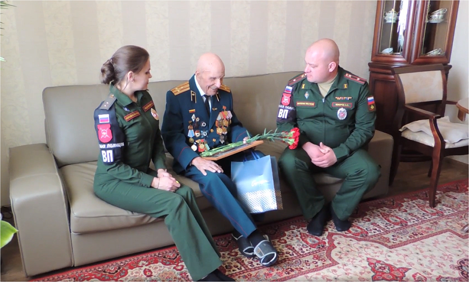 99-летнего ветерана из Новосибирска поздравили с Днём Победы
