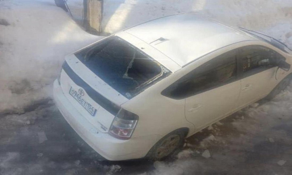 Глыба льда разбила автомобиль в Новосибирске