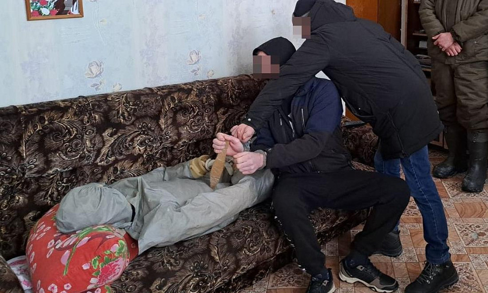 Зарезал на диване: сын убил отца в Новосибирской области