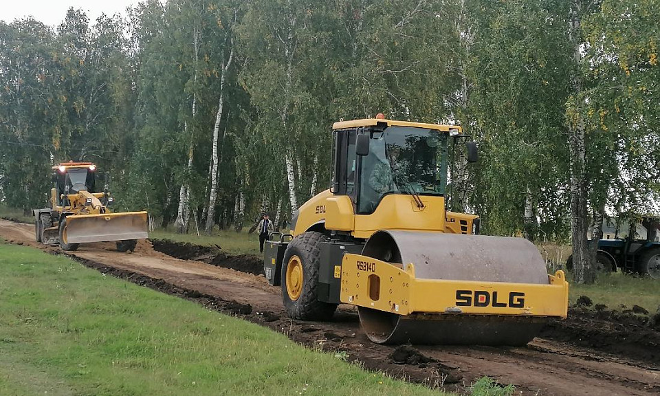 Сельские дороги приводят в порядок под Новосибирском