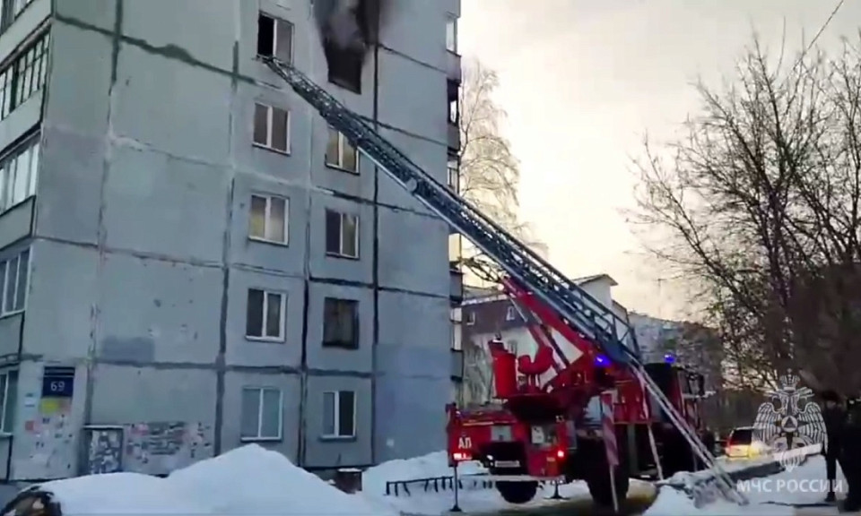 В Новосибирске сотрудники МЧС спасли 18 человек из пожара в девятиэтажке