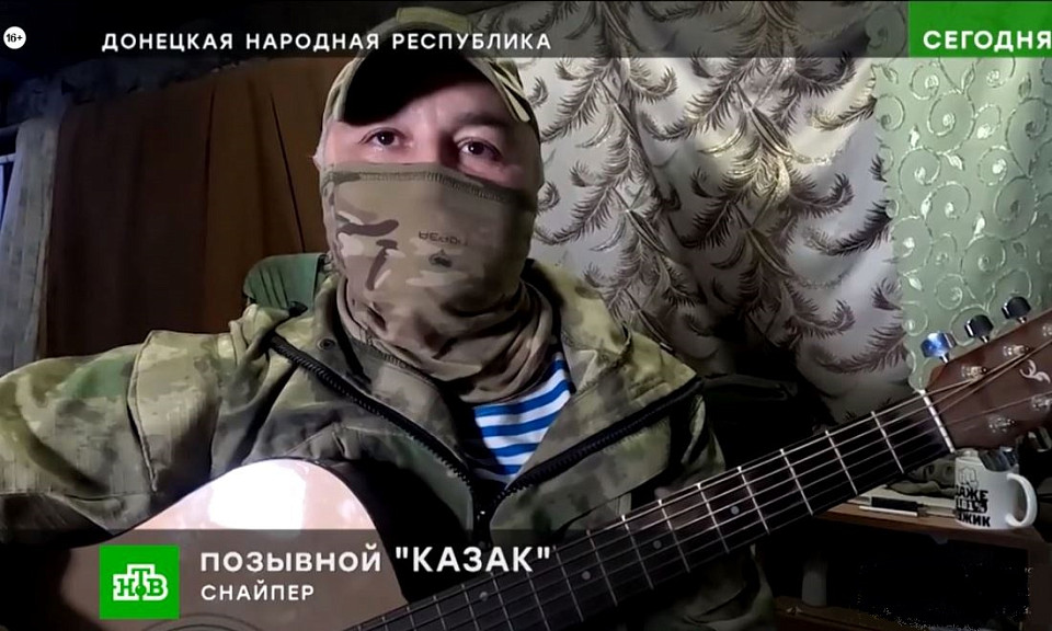 Снайпер из Новосибирской области с позывным Казак учит сослуживца играть на гитаре