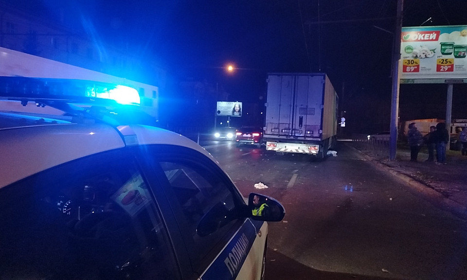 Молодой мужчина погиб под грузовиком в вечернем Новосибирске