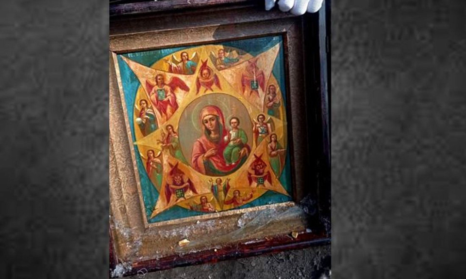 Школьники на субботнике в Новосибирске нашли икону Богородицы