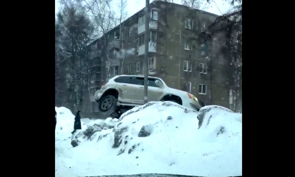 В Новосибирске снежный «постамент» занял японский внедорожник