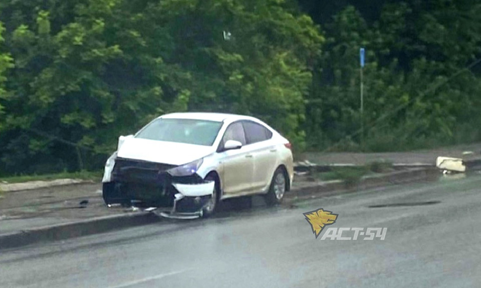 Водитель с пассажиром в салоне врезался в столб в Новосибирске