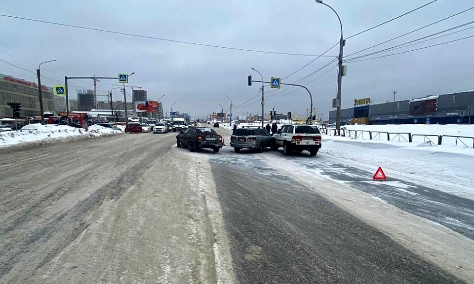 Пешеход пострадал в тройном ДТП в Новосибирске