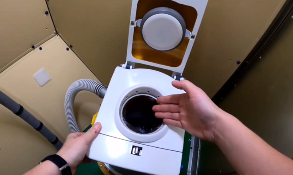 Космонавт из Новосибирска Анна Кикина показала работу туалета на борту МКС