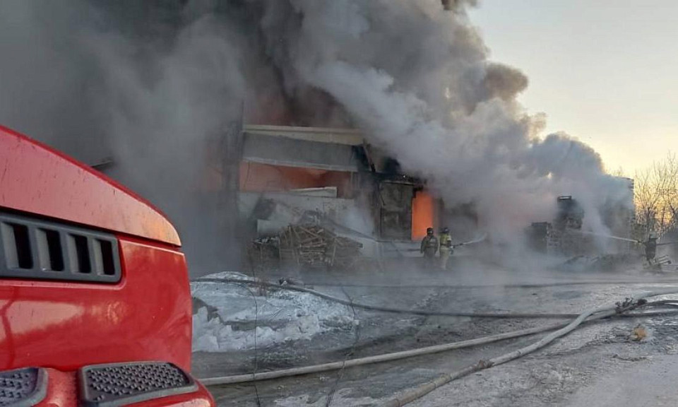 В Новосибирске 67 человек тушат возгорание на складе в Кировском районе