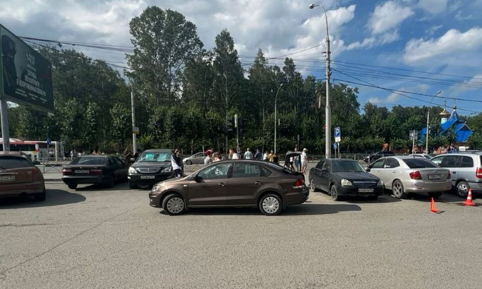 Автомобиль налетел на мальчика на пешеходном переходе в Новосибирске