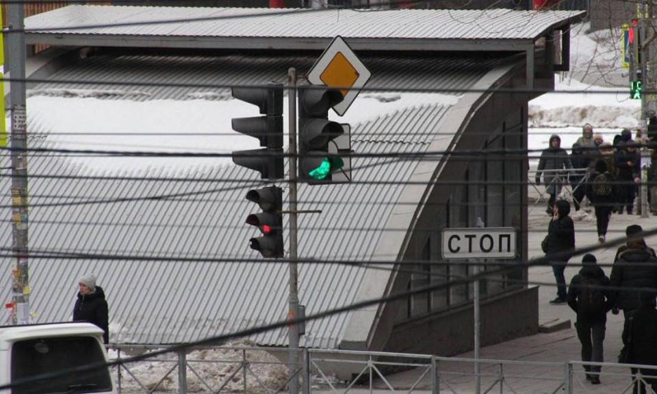 Светофоры на перекрёстках в Новосибирске стали полностью блокировать движение