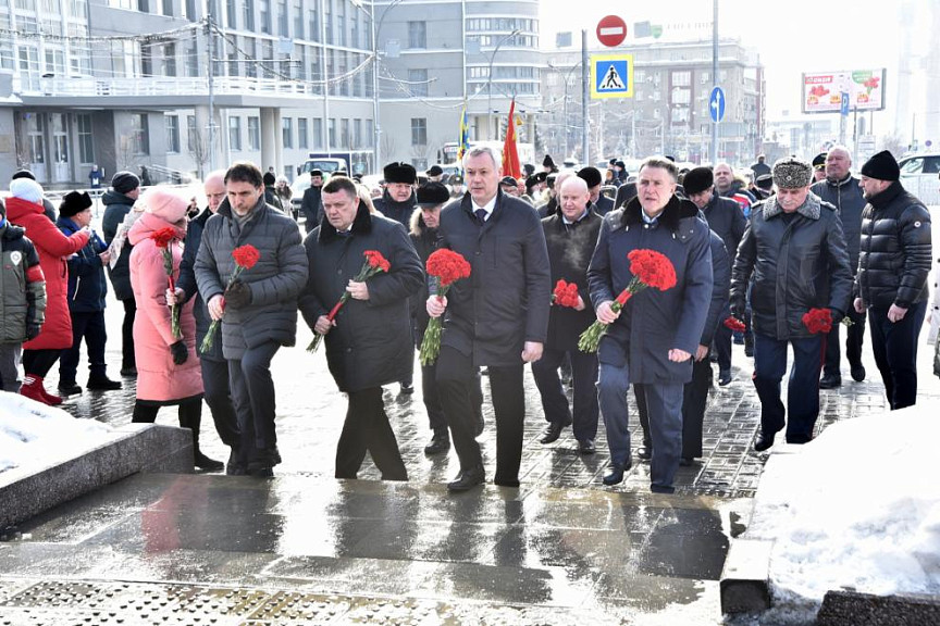 Губернатор Новосибирской области возложил цветы к бюсту Покрышкина