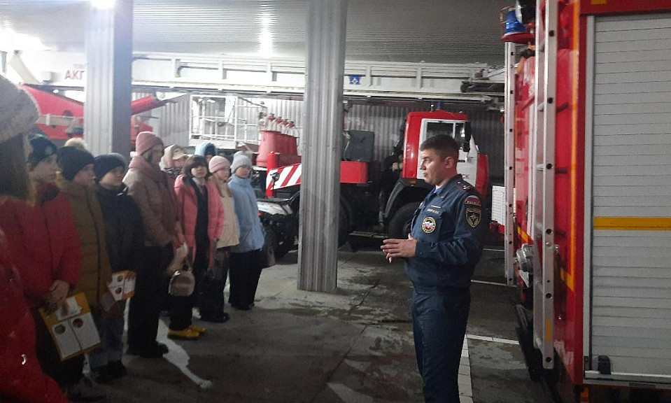 Школьникам из Новосибирска рассказали о безопасности и показали работу пожарных