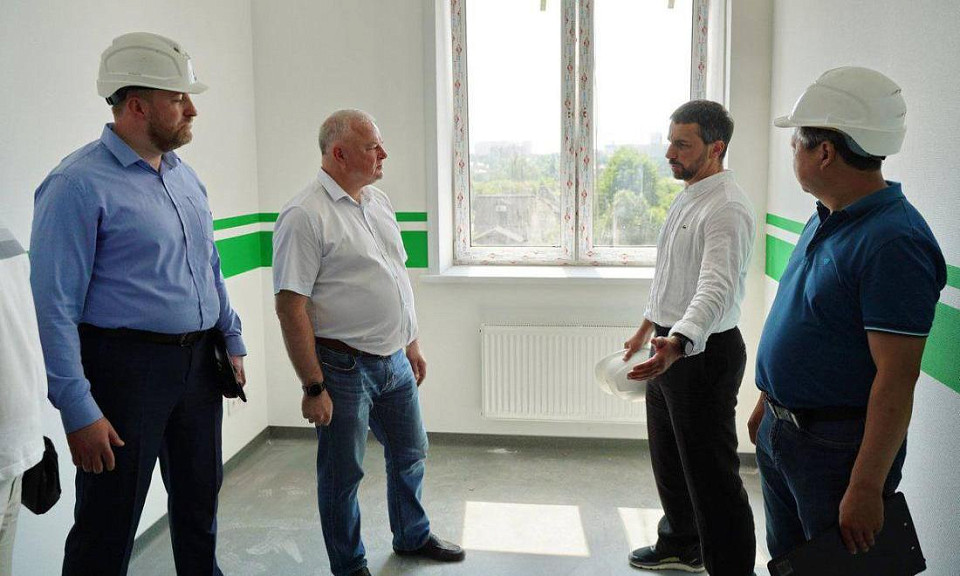 Депутат Госдумы Олег Иванинский проверил строящиеся поликлиники в Новосибирске