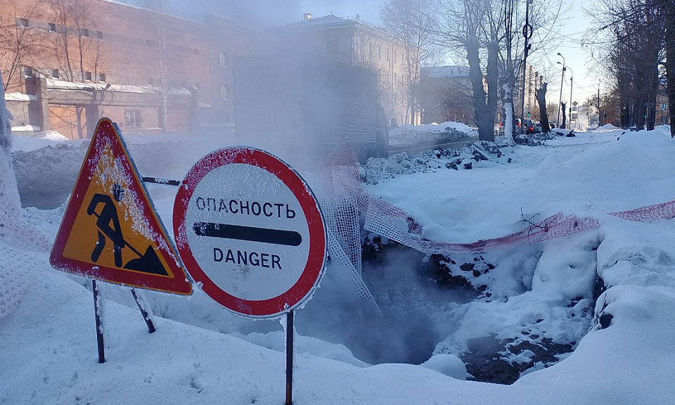 На улице Титова в Новосибирске обнаружили прорыв трубы 19 января