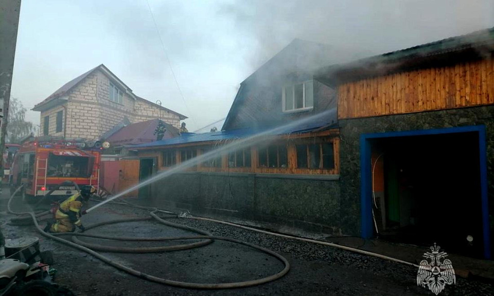 Три дома с постройками сгорели в Новосибирске