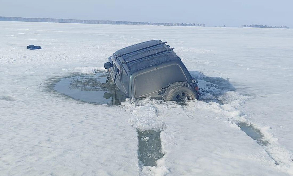 Под Новосибирском застрявший посреди льда Land Cruiser спасают 6 дней подряд