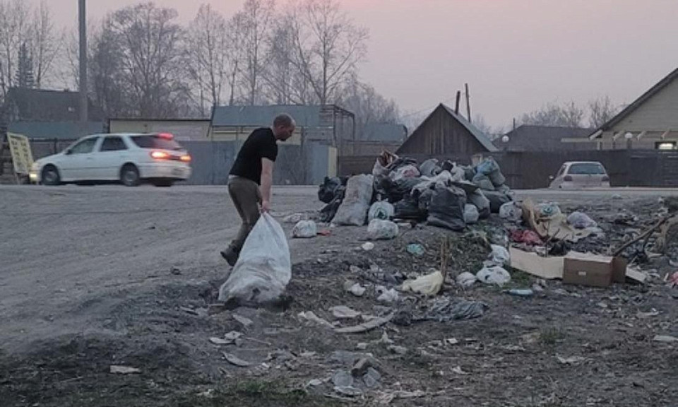 Жительница Новосибирска возмутилась несанкционированной свалкой возле её дома