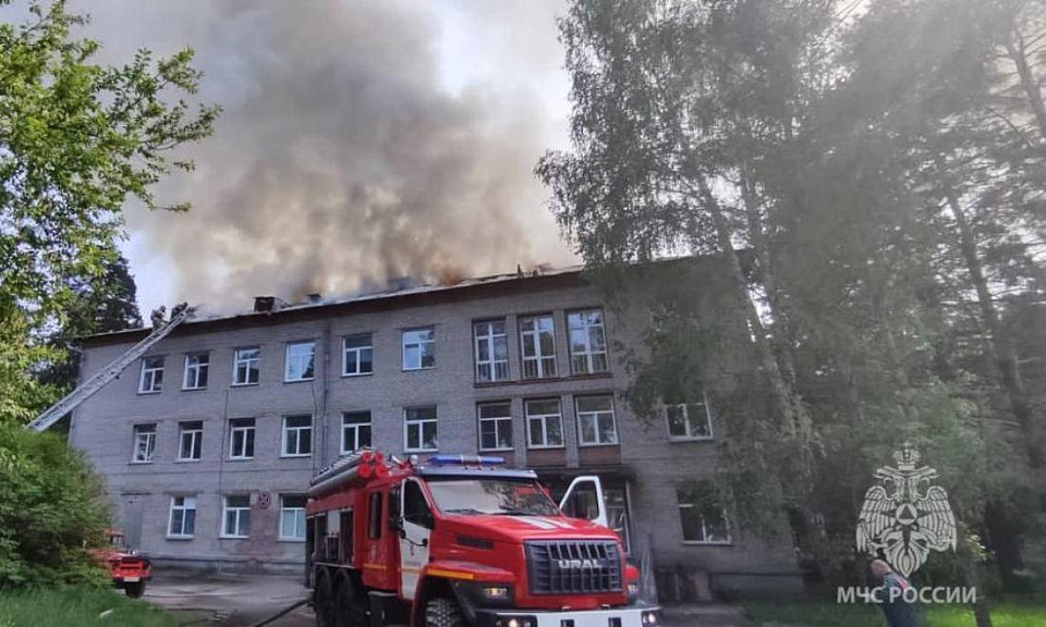 В Советском районе горит крыша больницы