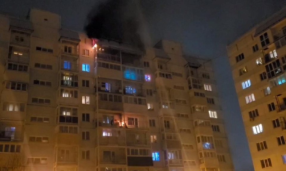 Балкон загорелся в многоэтажном доме Новосибирска от фейерверка