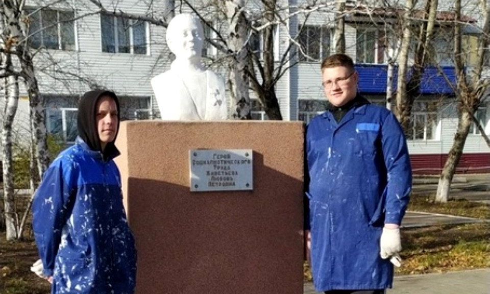 Студенты-строители помогли обновить бюсты Героев СССР